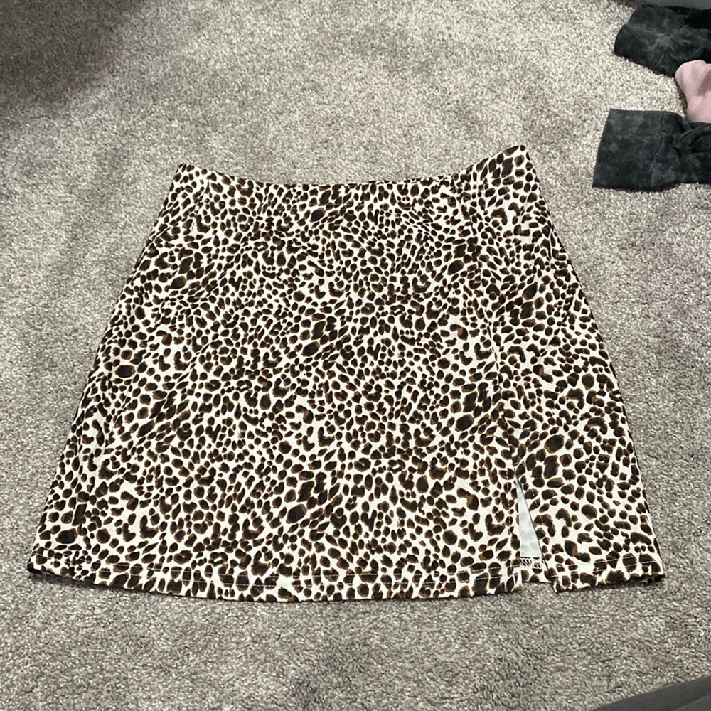 Leopard print skirt with slit